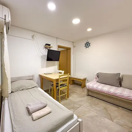 In Mit Terrasse By Interhome דירה וודיצה