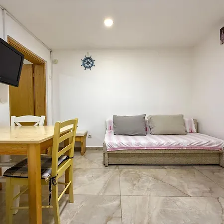 In Mit Terrasse By Interhome Apartament Vodice